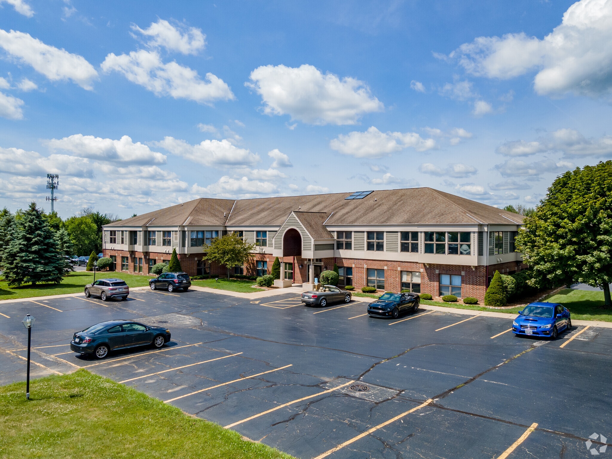 1017 W Glen Oaks Ln, Mequon, WI for lease Primary Photo- Image 1 of 7
