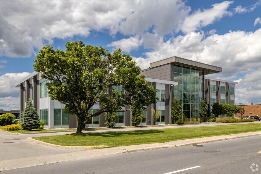 1675 Hwy Trans-Canada, Dorval, QC à louer - Photo du bâtiment - Image 2 de 4