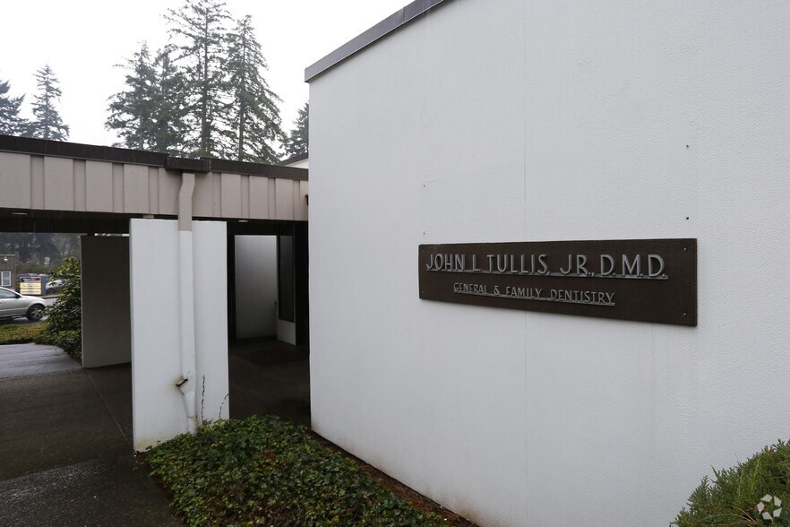 16463 Boones Ferry Rd, Lake Oswego, OR à vendre - Photo du bâtiment - Image 3 de 5