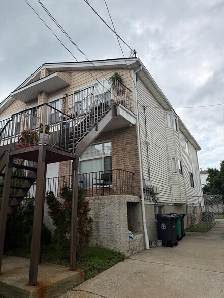 134-142 Monahan Ave portefeuille de 4 propriétés à vendre sur LoopNet.ca - Photo du bâtiment - Image 3 de 12