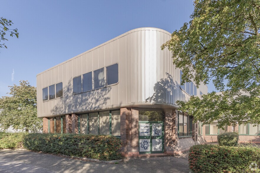 Dorcan Business Centre portefeuille de 3 propriétés à vendre sur LoopNet.ca - Photo principale - Image 2 de 5