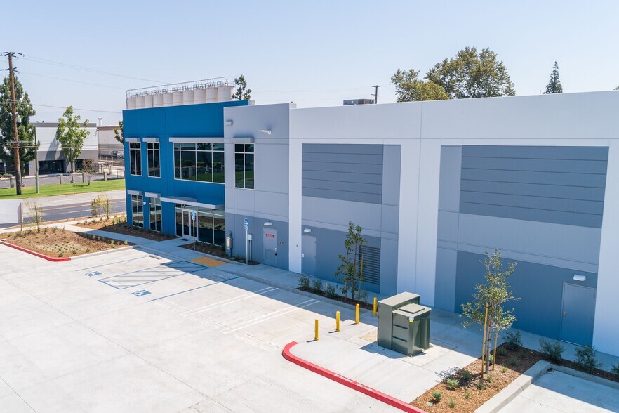 13135 Marlay Ave, Fontana, CA à vendre - Photo du bâtiment - Image 2 de 10