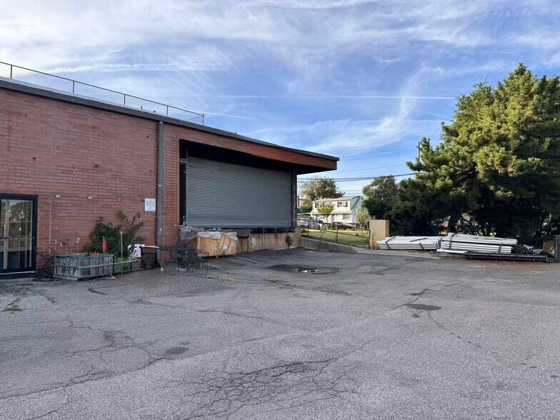 2510 Ulmer St, College Point, NY à louer - Photo du bâtiment - Image 2 de 5