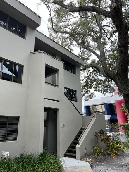 3333 W Kennedy Blvd Portfolio portfolio of 2 properties for sale on LoopNet.ca - Building Photo - Image 3 of 21