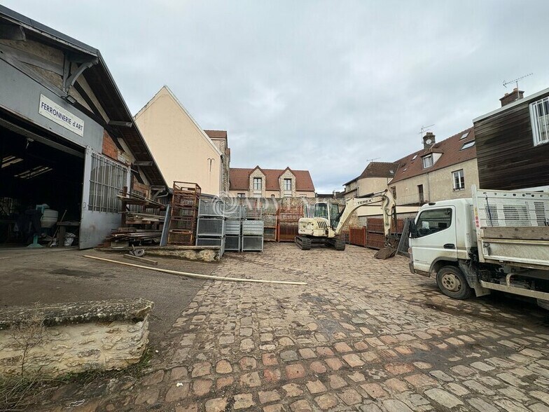 Industrial in La Queue-les-Yvelines for lease - Building Photo - Image 3 of 5