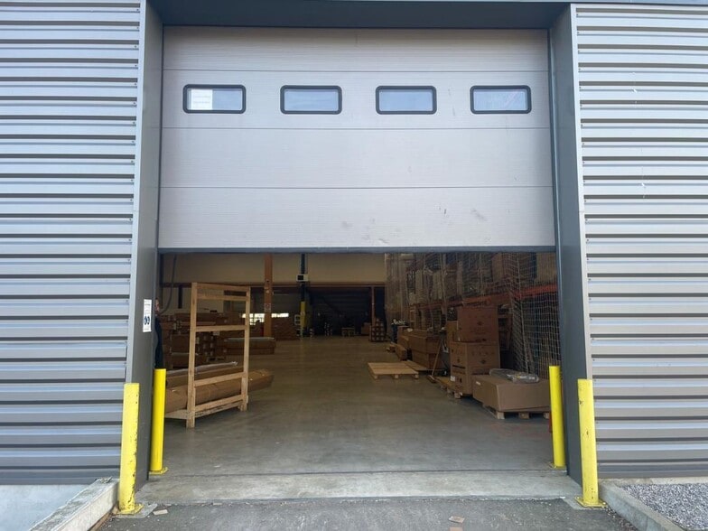 Industrial in Louvres for lease - Building Photo - Image 3 of 7