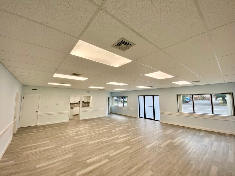 2 Center St, Tariffville, CT à vendre - Photo intérieure - Image 2 de 22