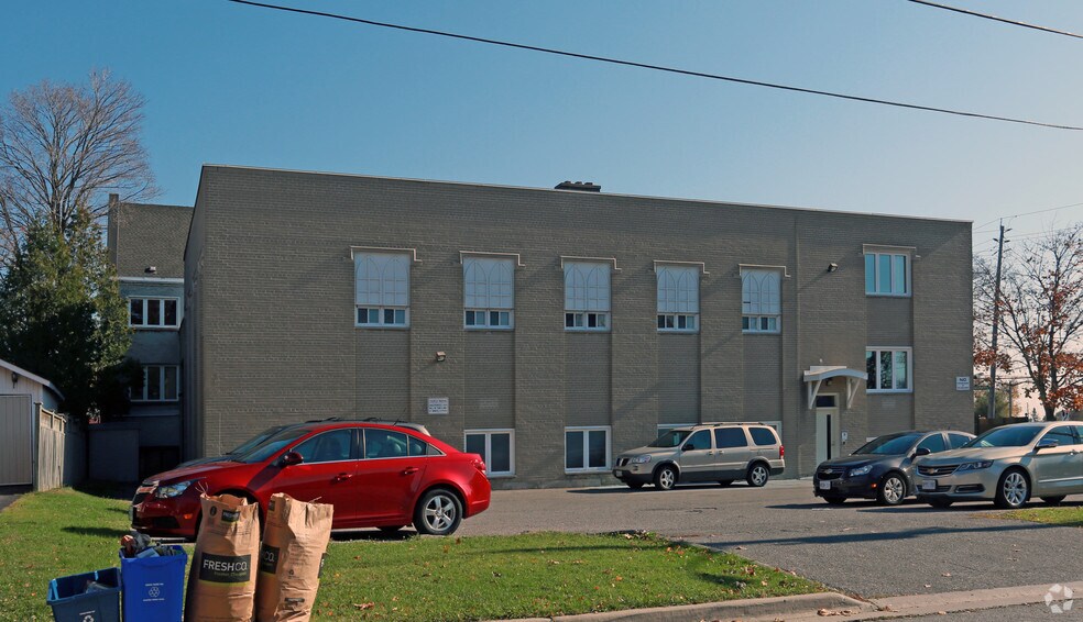 676 Simcoe St N, Oshawa, ON à louer - Photo du bâtiment - Image 2 de 2