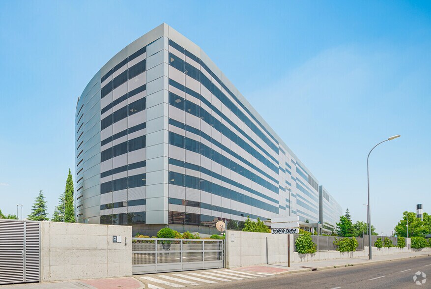 Calle María de Portugal, 9-11, Madrid, Madrid à louer - Photo du bâtiment - Image 3 de 5