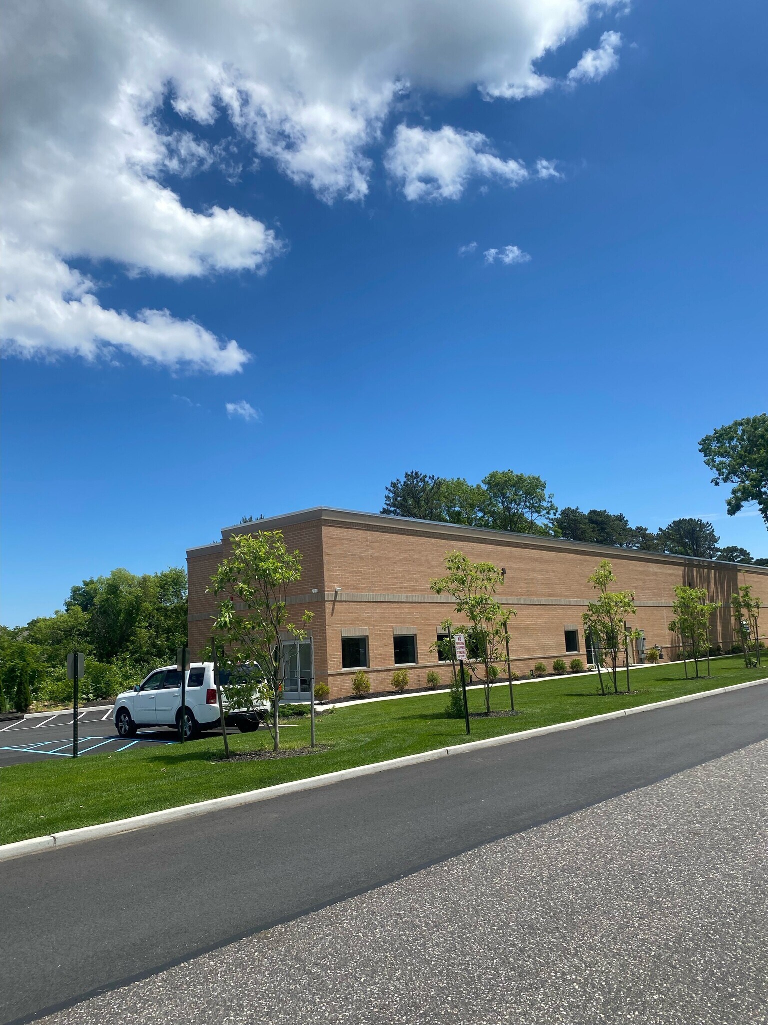 889 Sylvan Ave, Bayport, NY à louer Photo du bâtiment- Image 1 de 16