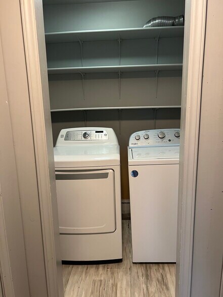 3900 Miriam Dr, Charlotte, NC à louer - Photo du bâtiment - Image 3 de 17