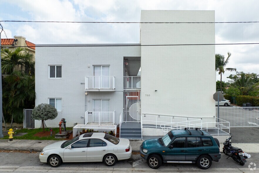 750 SW 2nd St, Miami, FL à vendre - Photo du bâtiment - Image 3 de 37