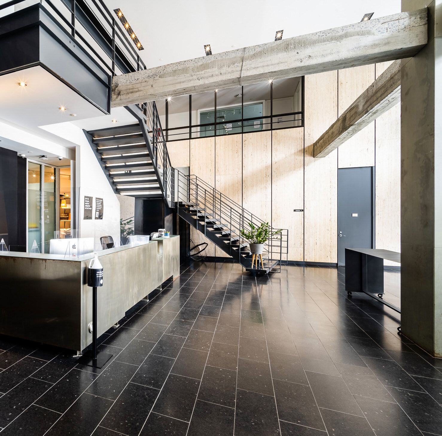 2100-2110 Rue Drummond, Montréal, QC for lease Lobby- Image 1 of 8