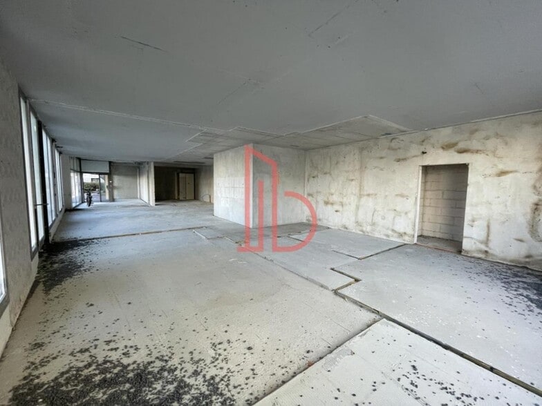 Office in Bordeaux for lease - Interior Photo - Image 2 of 6
