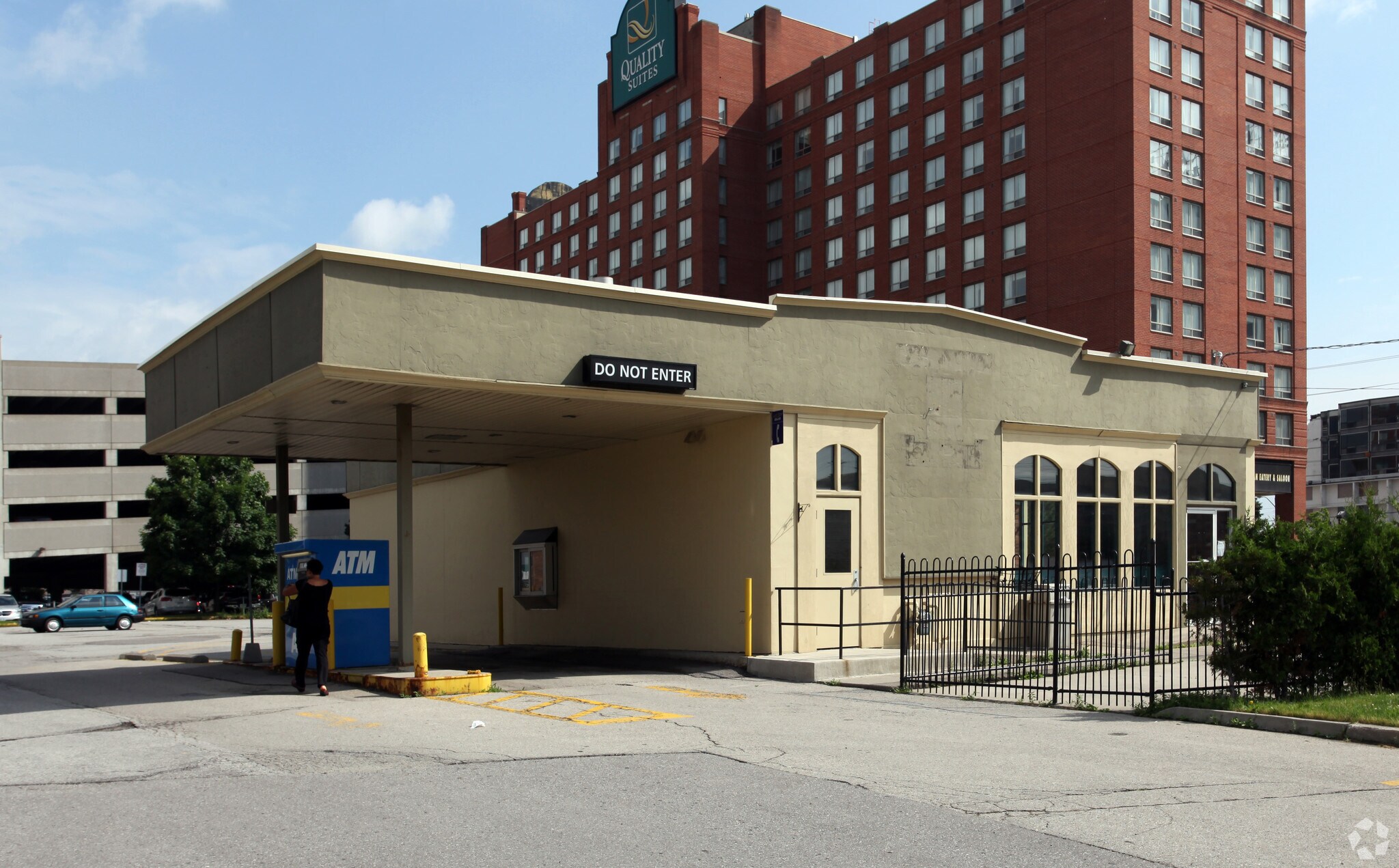 924 Dixon Rd, Toronto, ON à vendre Photo principale- Image 1 de 1