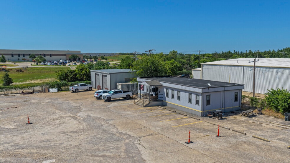 950 Trinity Dr, Mansfield, TX for lease - Building Photo - Image 3 of 35