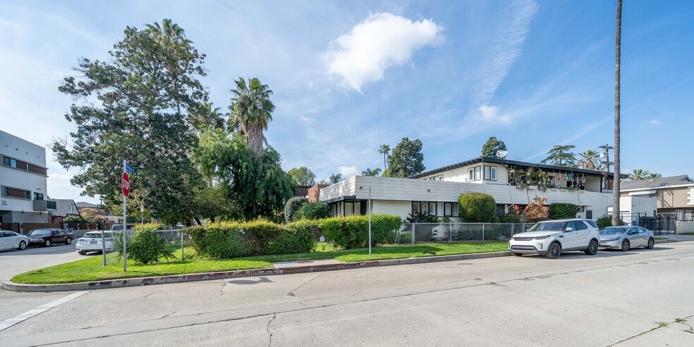 11001 Hortense St, North Hollywood, CA for sale - Primary Photo - Image 1 of 20