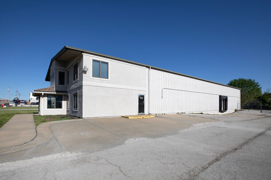 910 SE 7th Ter, Lee's Summit, MO à louer - Photo du bâtiment - Image 2 de 4