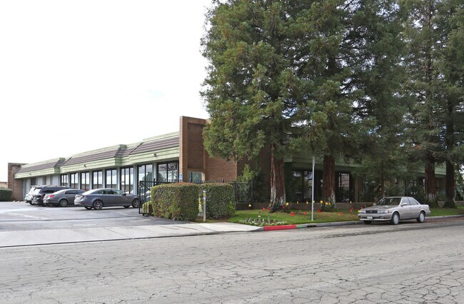 Plus de détails pour 4625 W Jennifer Ave, Fresno, CA - Local d'activités à louer