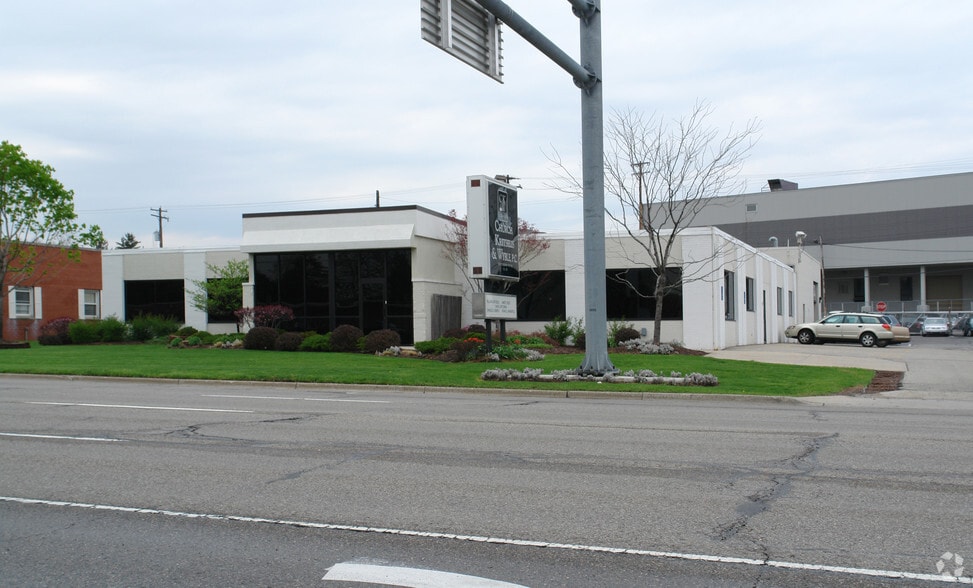 2827 E Saginaw St, Lansing, MI à louer - Photo du bâtiment - Image 2 de 14