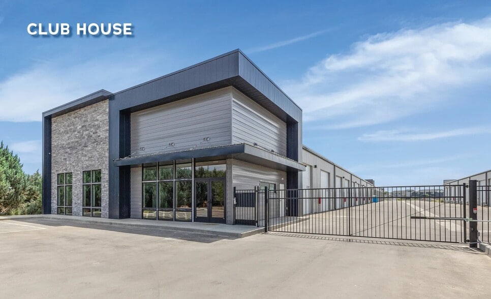 Club Storage Condos portefeuille de 3 propriétés à vendre sur LoopNet.ca - Photo du bâtiment - Image 2 de 11