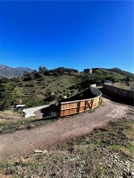 10200 Willow Springs Lane, Sunland, CA à vendre - Photo du bâtiment - Image 2 de 76