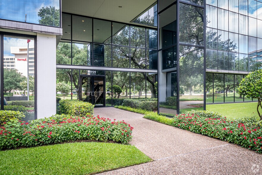 2929 Briarpark Dr, Houston, TX à louer - Photo du bâtiment - Image 2 de 31