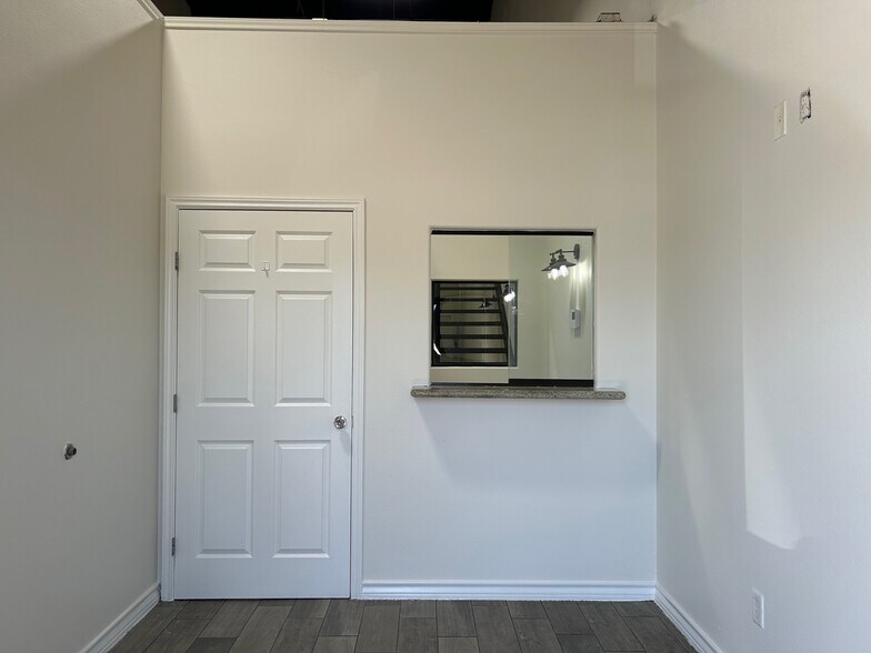 8218 Casa Verde Rd, Laredo, TX for lease - Lobby - Image 2 of 20
