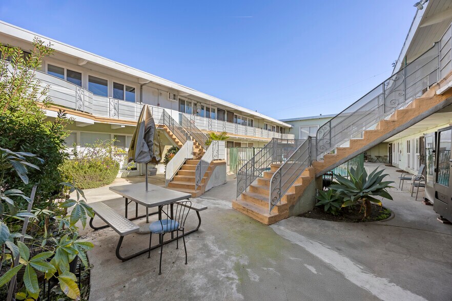 1904 S Robertson Blvd, Los Angeles, CA à vendre - Photo du bâtiment - Image 2 de 9