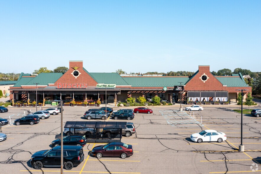 225 S Canton Center Rd, Canton Township, MI à louer - Photo du bâtiment - Image 3 de 7