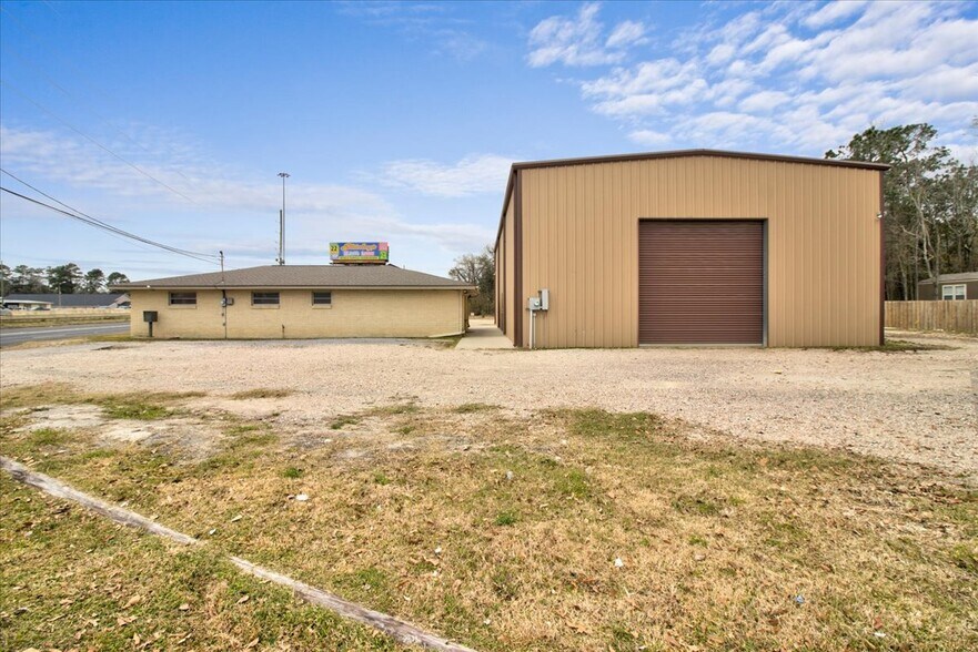 21232 Ih 10, Vidor, TX à louer - Photo du bâtiment - Image 3 de 23