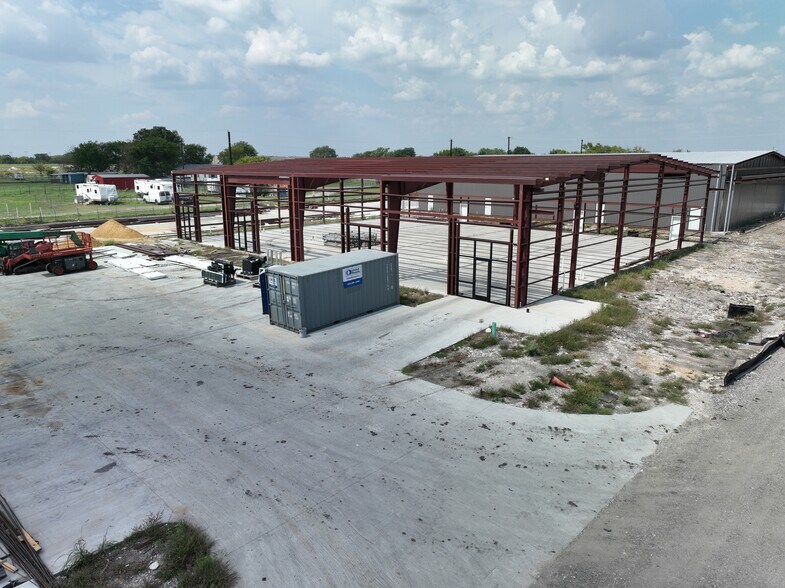 1009 Industrial Way Dr, Anna, TX à louer - Photo du bâtiment - Image 1 de 2