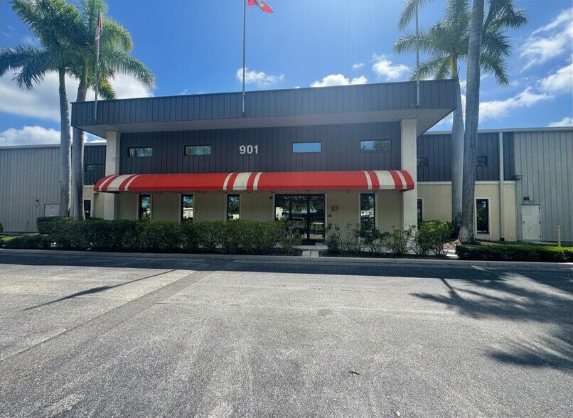 901 Industrial Blvd, Naples, FL à louer - Photo du bâtiment - Image 3 de 8