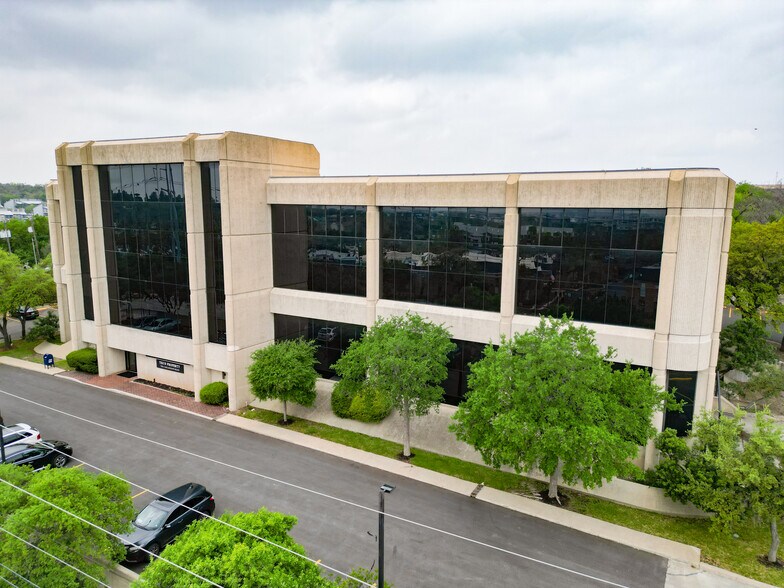 7551 Callaghan Rd, San Antonio, TX à louer - Photo du bâtiment - Image 3 de 10