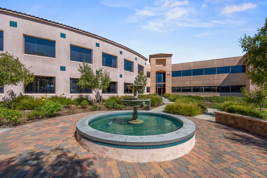 555 St Charles Dr, Thousand Oaks, CA à louer - Photo du bâtiment - Image 3 de 11