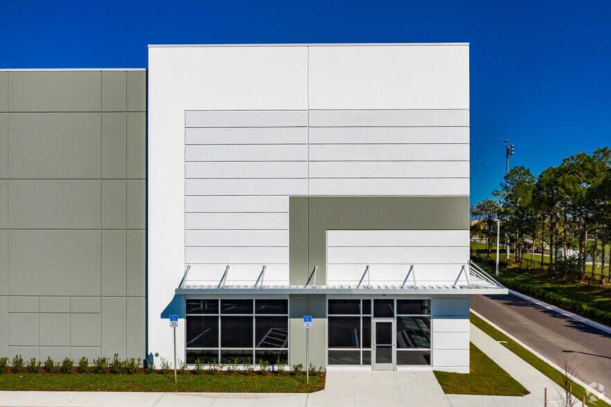12310 62nd St N, Largo, FL à louer - Photo du bâtiment - Image 3 de 11