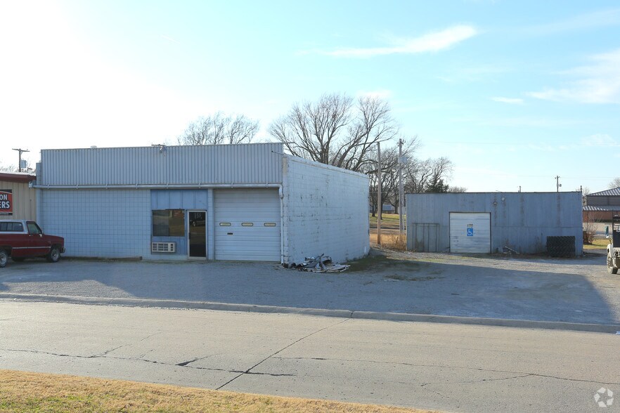 131 SE Cholwell Ave, Bartlesville, OK for sale - Primary Photo - Image 1 of 15
