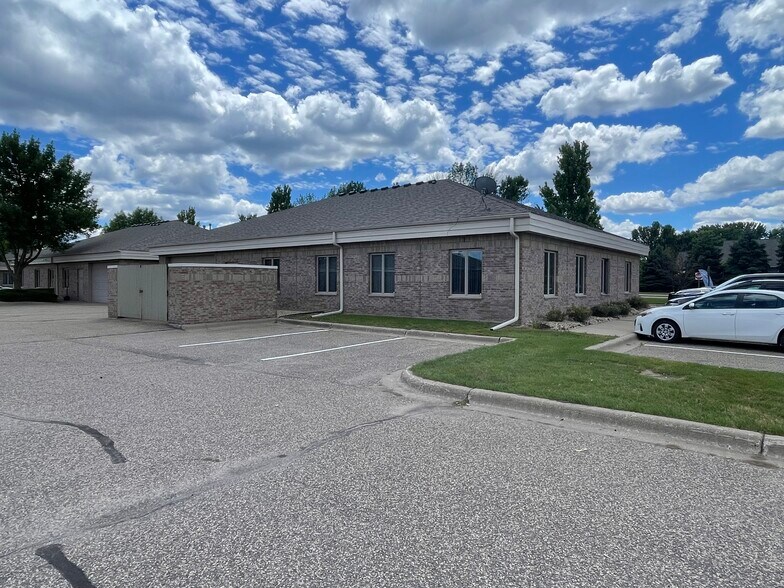 1881 NW Station Parkway, Andover, MN à louer - Photo du bâtiment - Image 3 de 30
