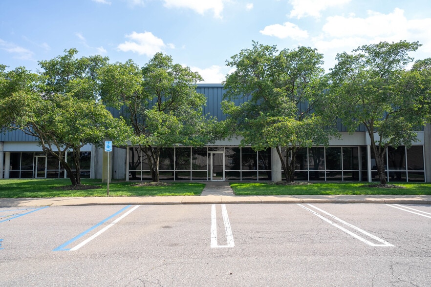 13115-13131 Waco Dr, Livonia, MI à louer - Photo du bâtiment - Image 2 de 5
