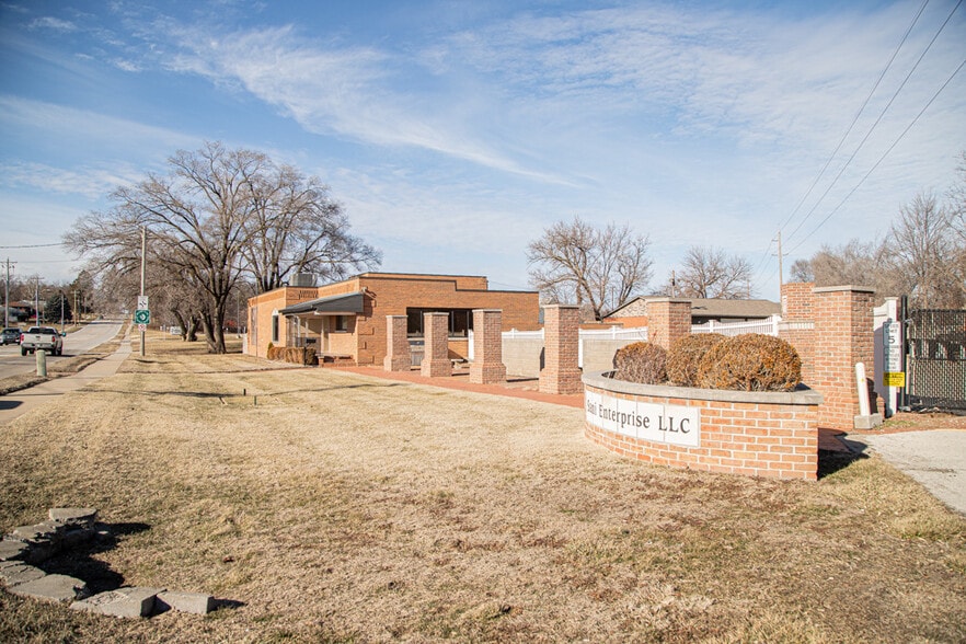 101 Ashworth Rd, West Des Moines, IA à vendre - Photo du bâtiment - Image 1 de 24