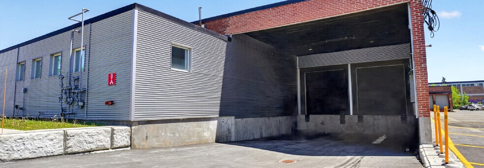 5720-5726 Ferrier, Mont-Royal, QC à louer - Photo du bâtiment - Image 3 de 3