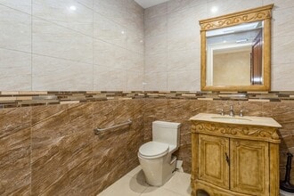 215-15 Northern Blvd, Bayside, NY à louer Photo intérieure- Image 1 de 4