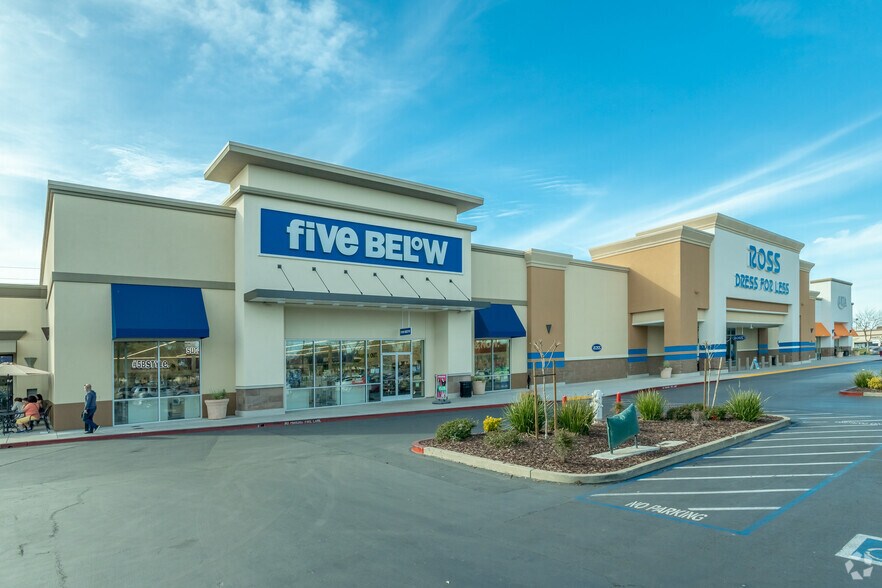 7401-7727 Laguna Blvd, Elk Grove, CA à louer - Photo du bâtiment - Image 2 de 10