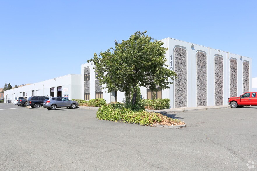 1122 Western St, Fairfield, CA à louer - Photo du bâtiment - Image 3 de 3