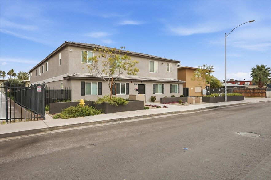 1821 Santa Paula Dr, Las Vegas, NV à vendre - Photo du bâtiment - Image 2 de 13