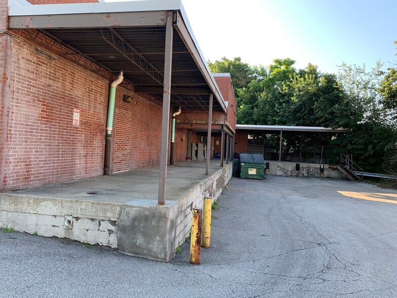 2323 Broadview Rd, Cleveland, OH à louer - Photo du bâtiment - Image 3 de 4