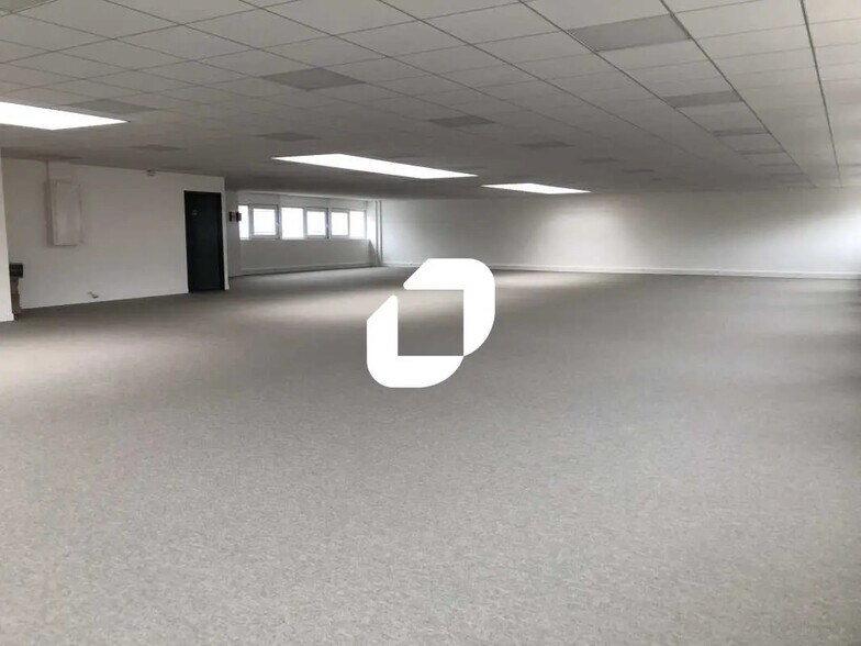 Flex in Saint-Denis for lease - Building Photo - Image 3 of 21