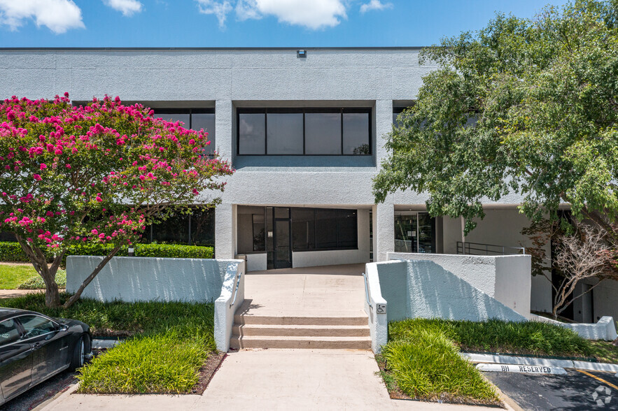 1333 Corporate Dr, Irving, TX for lease - Building Photo - Image 3 of 15