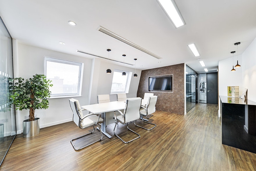 8 Baltic St E, London for lease - Interior Photo - Image 2 of 6