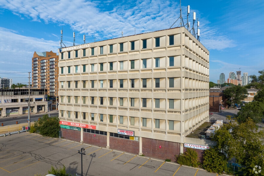 3025 Hurontario St, Mississauga, ON à louer - Photo du bâtiment - Image 3 de 5